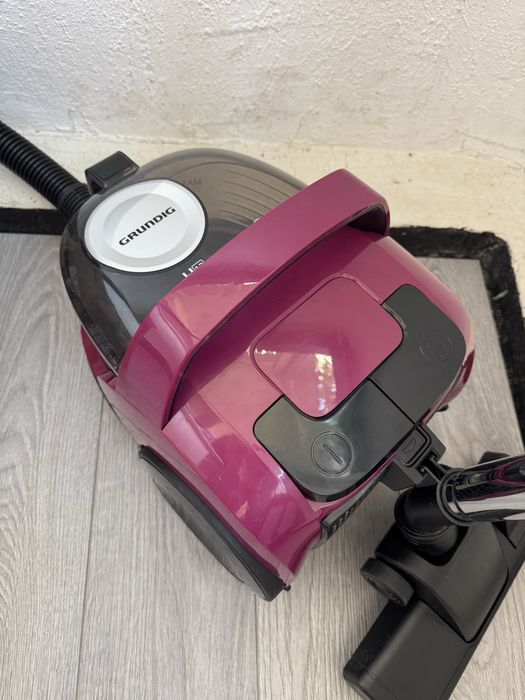 Прахосмукачка без Торба Grundig VCC 3870 A 800W Мощна Циклонна!