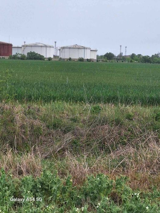 Парцел на Карловско шосе зад Лукойл