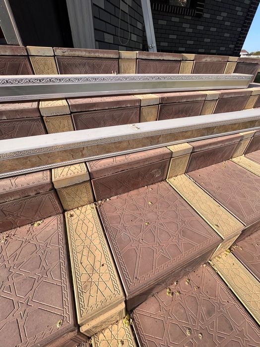 Продам б/у карнизы