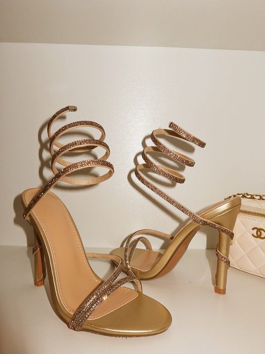 Налични сандали на висок ток 37,38,38,40 номер