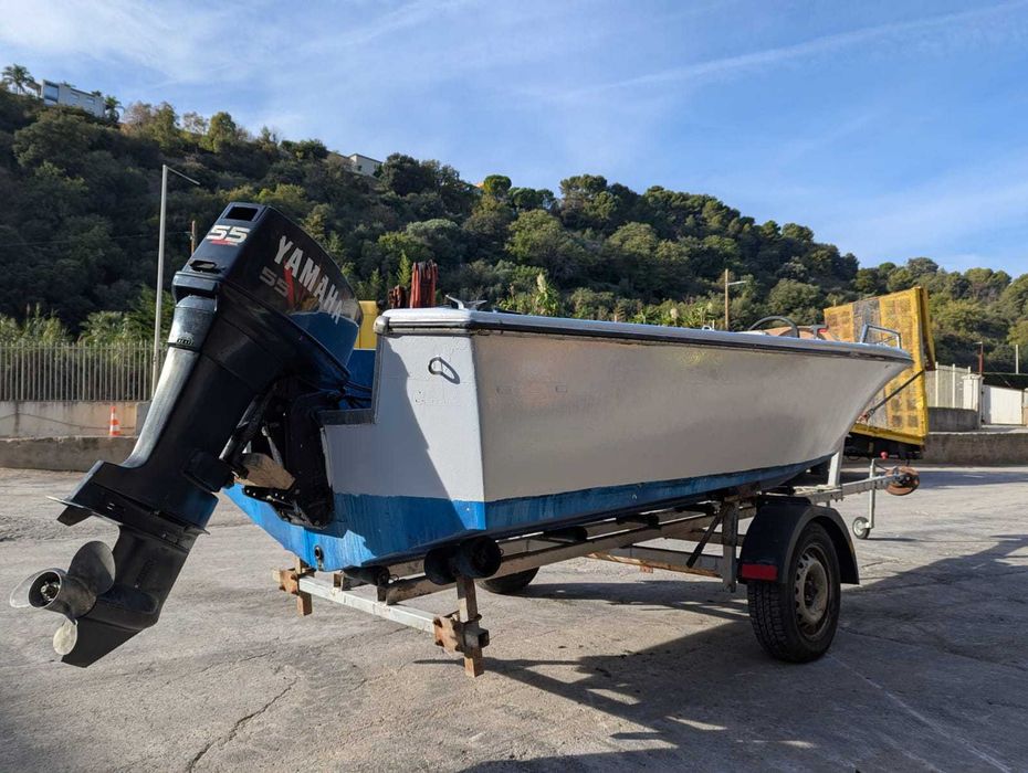 Barca cu motor si peridoc