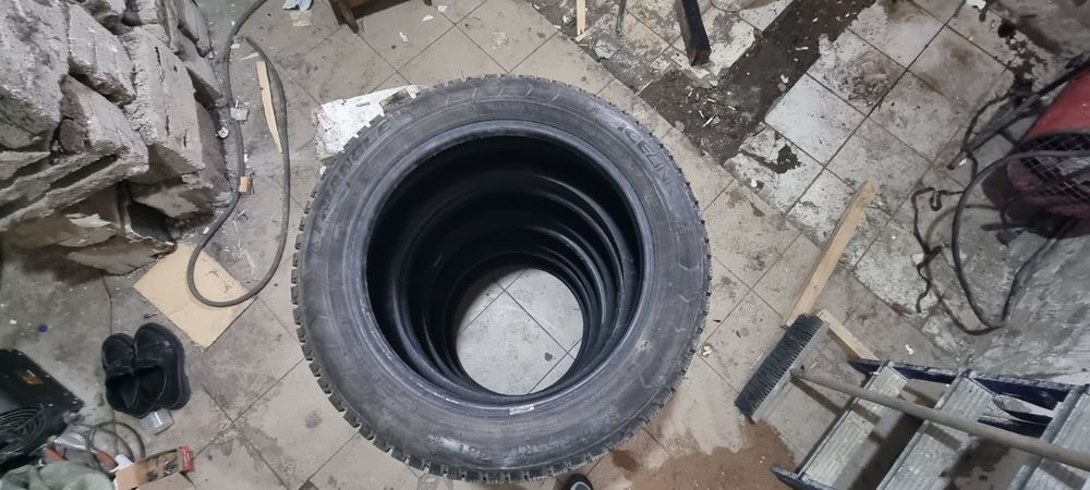 Продам шипованные шины Triangle 215/55 R17