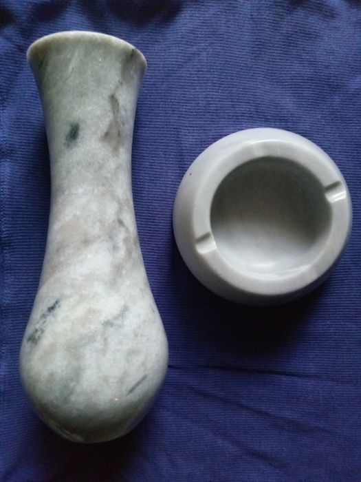 Мраморна ваза и пепелник