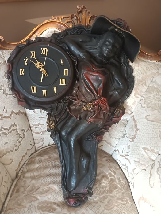 Стенен кожен, античен часовник.