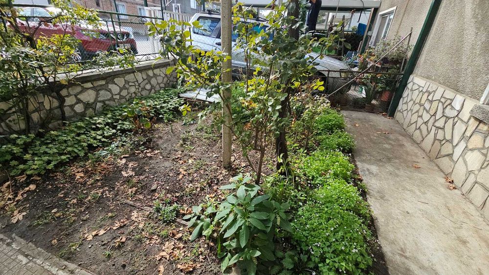 Двуетажна къща с гараж двор и пристройки Стамболийски