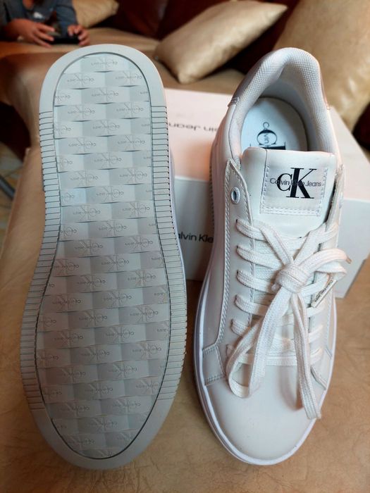Adidasi albi, originali, noi Calvin Klein nr.39 - 26 cm talpa