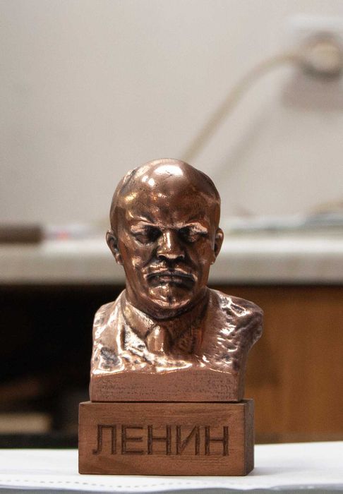 Бюстове на революционери-Ленин,Че Гевара,Атататюрк