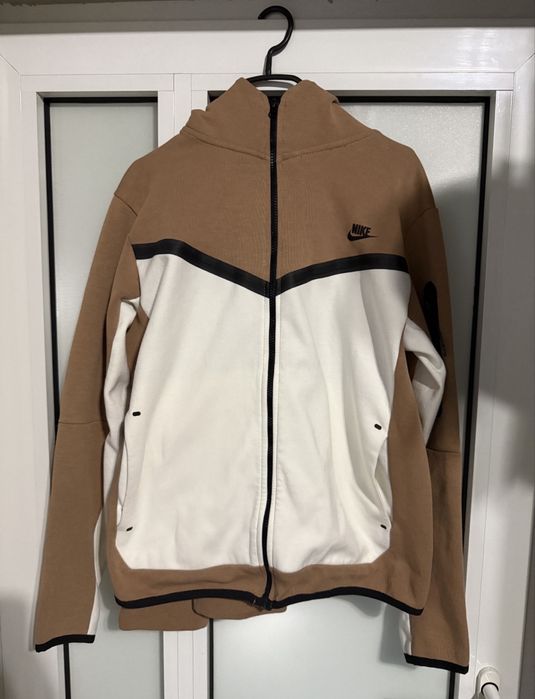 Nike Tech в цвят карамел