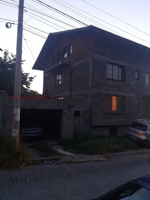 Продава къща гр.Перник