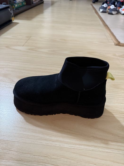 Ghete Ugg clasic novelty purtate o singura data, marime 40 noi