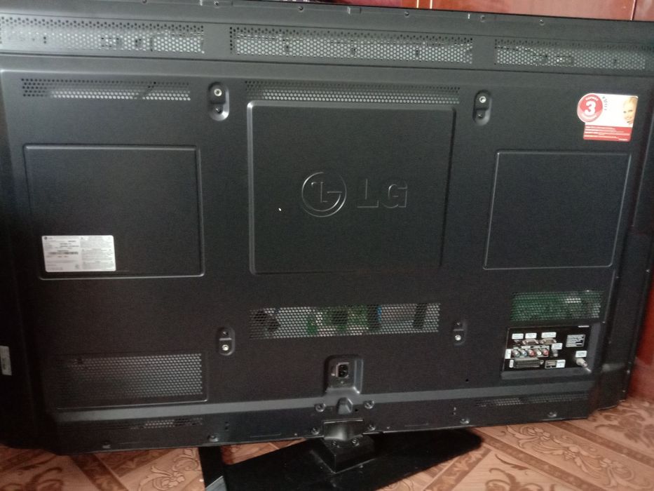 Продам телевизор диагональю 130см