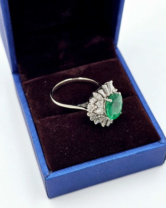 Inel din Aur Alb 18K cu Smarald Natural și Diamante