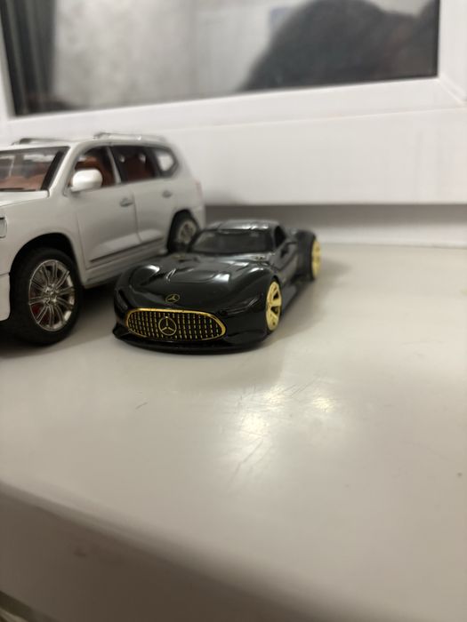 коллекция металлических машинок