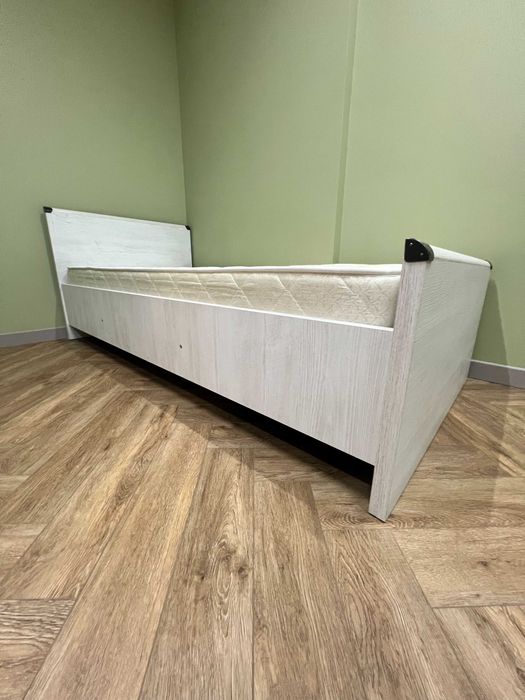 Продаю 2 Кровати и Комод