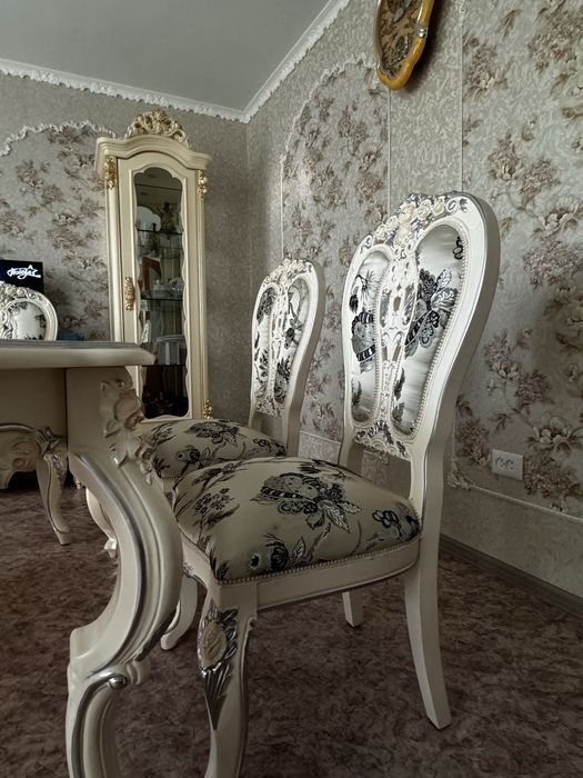 Стол и стулья в стиле барокко