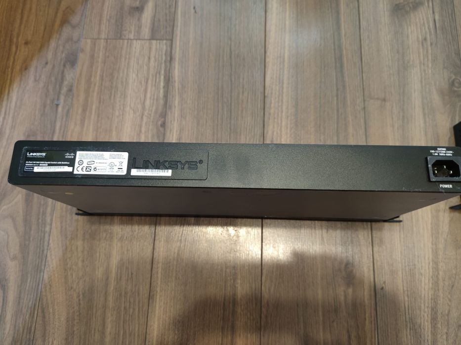 SWITCH 24 Porturi, Zyxel Gigabyte es-1024B, Cisco linksys SRW2024