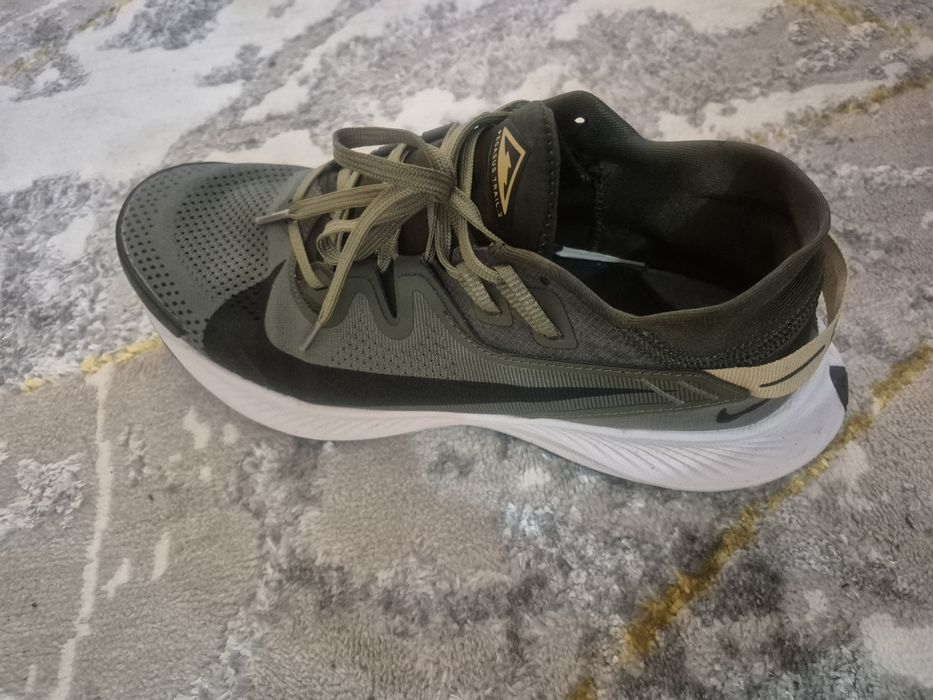 Продам кроссовки