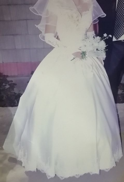 Срочно!! Продам!! Свадебное платье со шлейфом