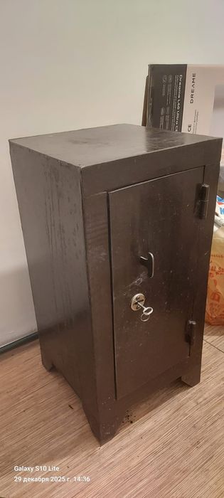 Продам сейф с ключом