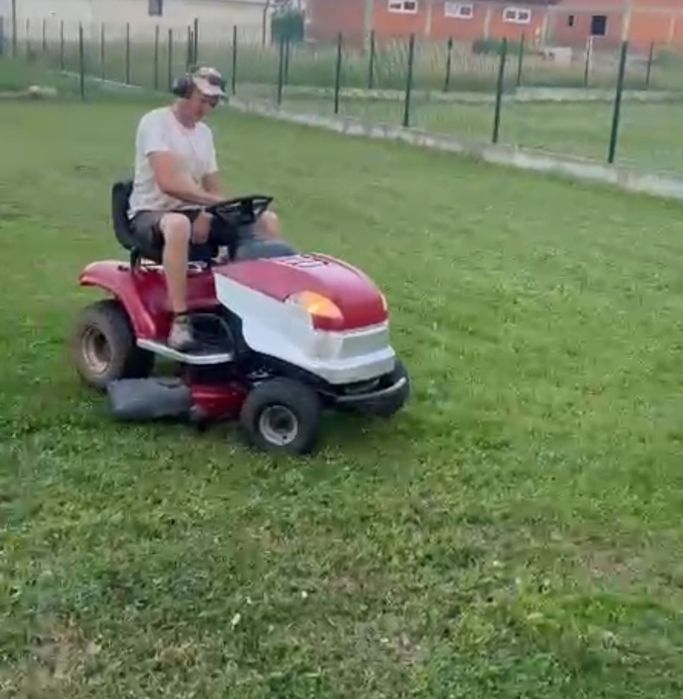 Servici tuns gazon cu tractoras profesional