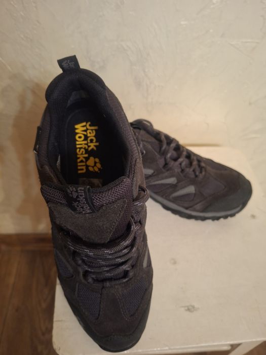 Продам треккинговые крассовки