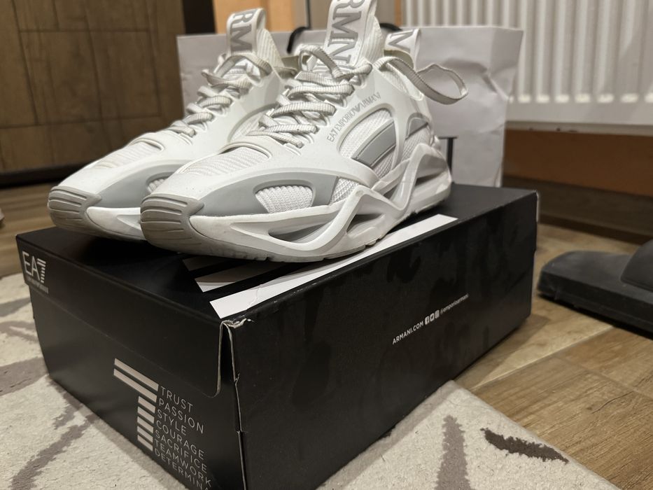 Armani 43 white може и бартер за нещо 42