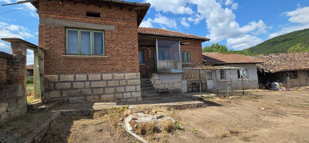 Къща с жилищна пристройка, равен двор и стопански постройки в с. Острица