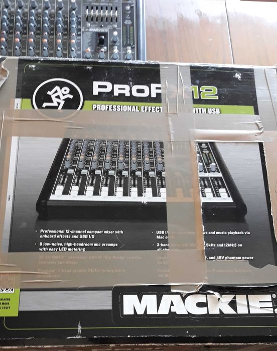 Продавам професионален 12-канален миксер Mackie ProFX12 с USB