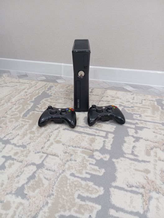 XBOX 360, 2 без проводных геймпарда