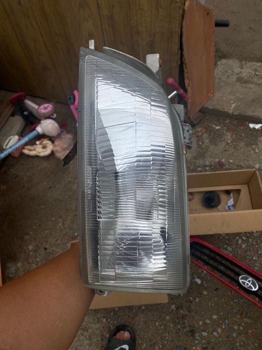 Фара на Тайота оригинал