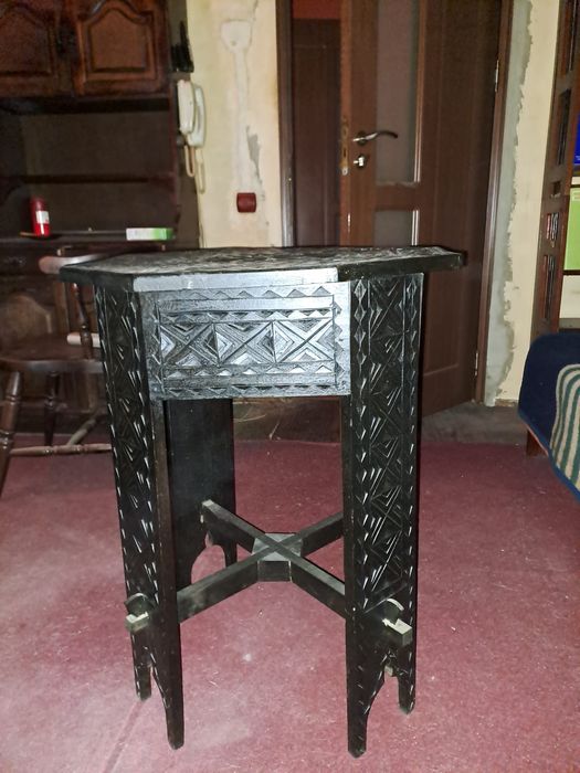 Mobilier vechi (bufet Empire, masa Brancoveneasca, lampa vintage)