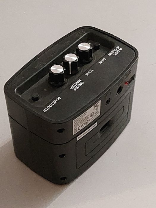 Продам аналоговый мини комбикдля электрогитары