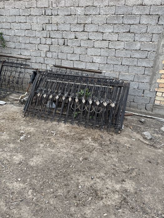 продаются железные  решетки и заборы и оканные заборы
