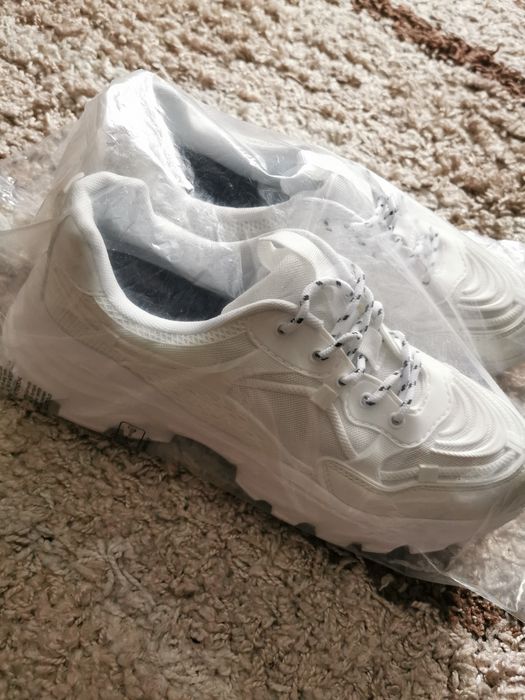 Кроссовки. Новые. Лёгкие.