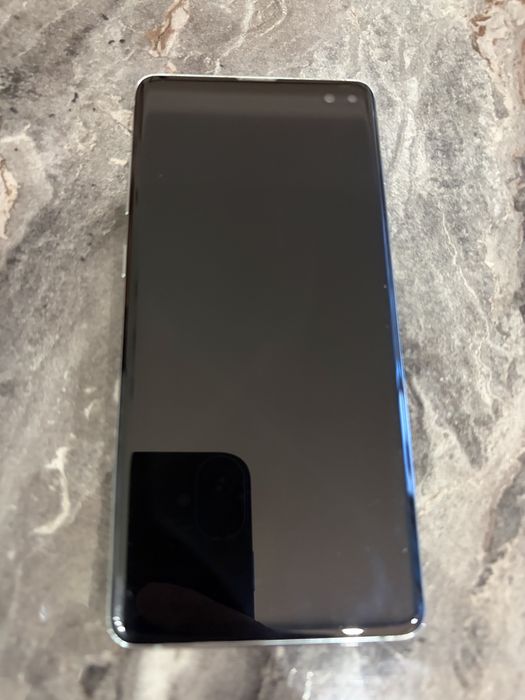 Продам смартфон Samsuhg S10+