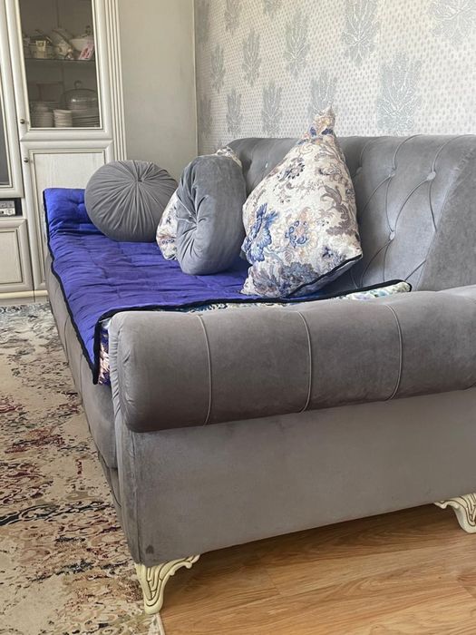 Диван б/у 2 штуки одинаковые , расскладные.