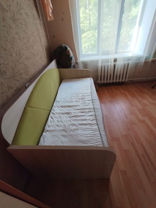 Кровать с полкой