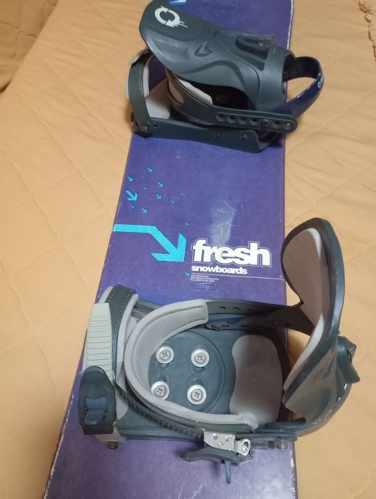 Сноубордная доска и ботинки.