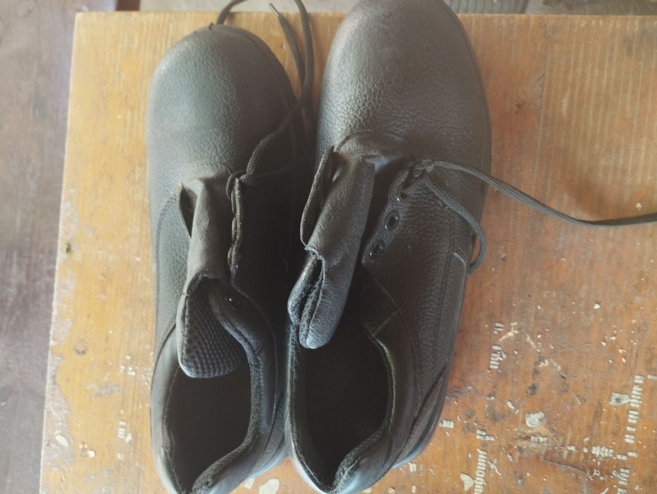 Vând bocanci stil ghete , militare , cu talpa turnata , noi !