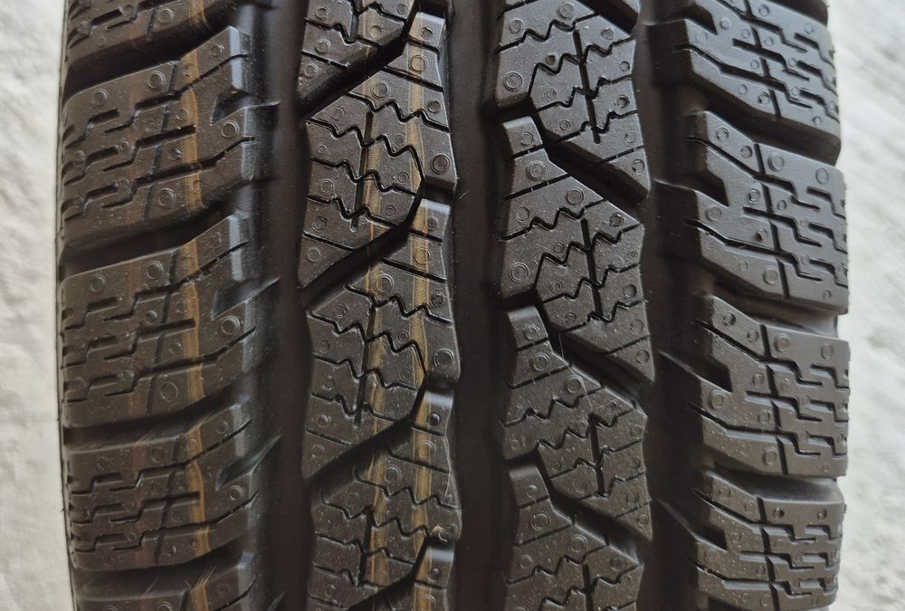 O bucată 175/75 R16C M+S iarnă - una Continental