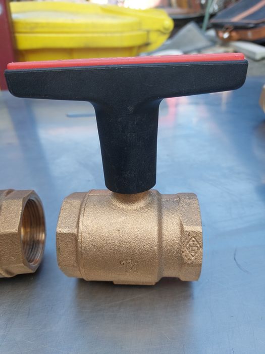 Vând 4 jucării de robineți de 2 țol