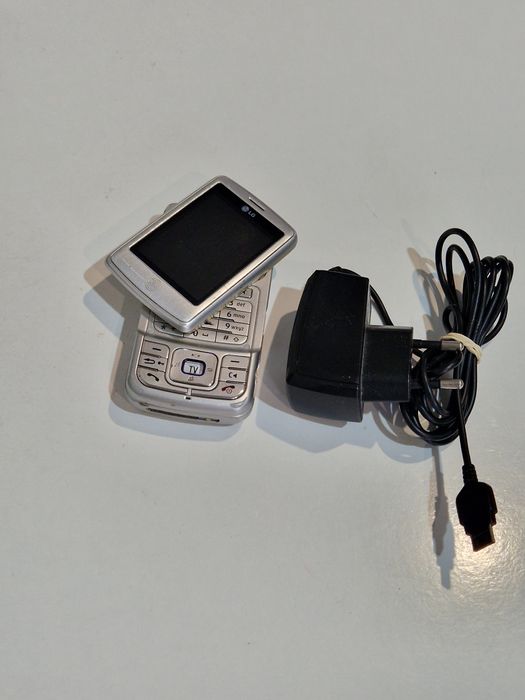 Telefon lg cu display rotativ cu încărcător