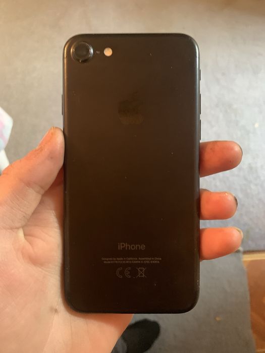 Продам Айфон 7