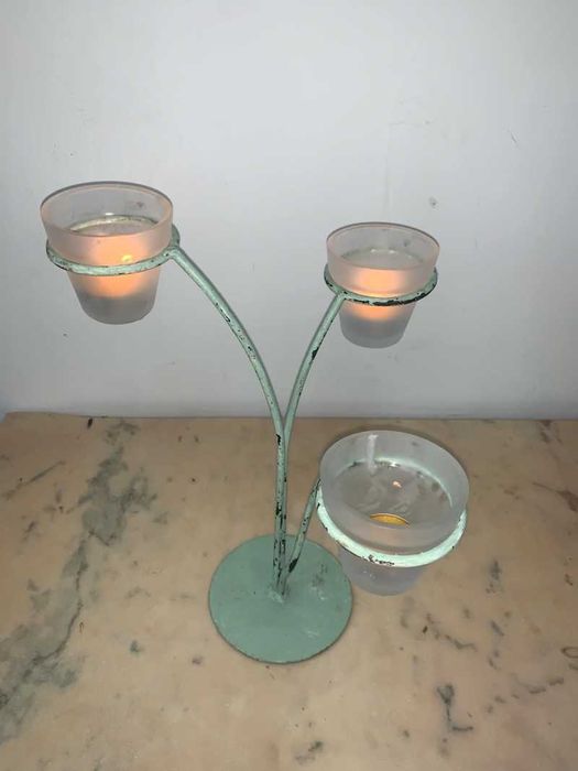 Suport de trei lumanari din fier si pahare de sticla decor