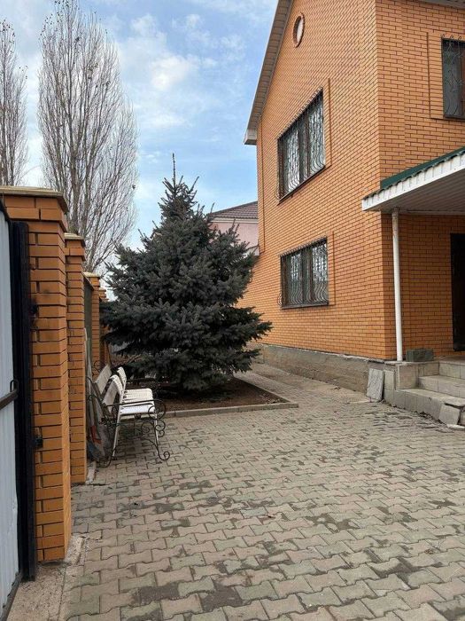 Продается коттедж на 12мкр по горячей цене