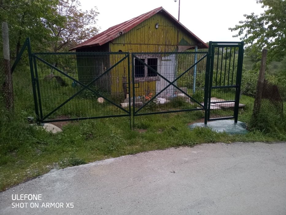 изграждане на огради с бетонни , подцинковани колове услуги с багер.