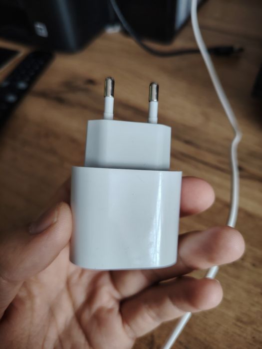 Продам адаптер питания Apple 20w