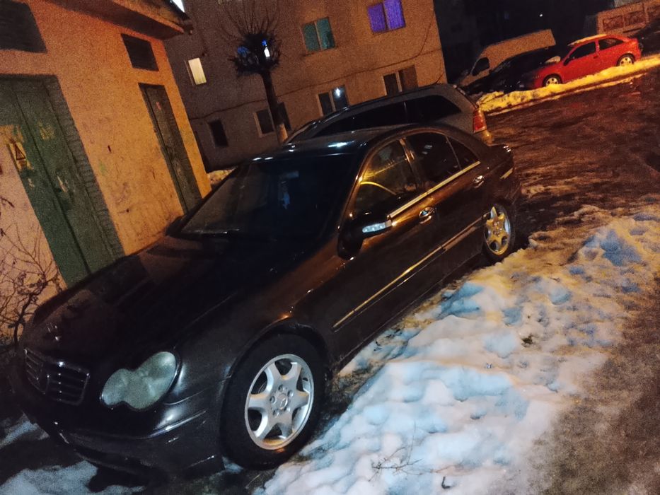 Vând Mercedes c180