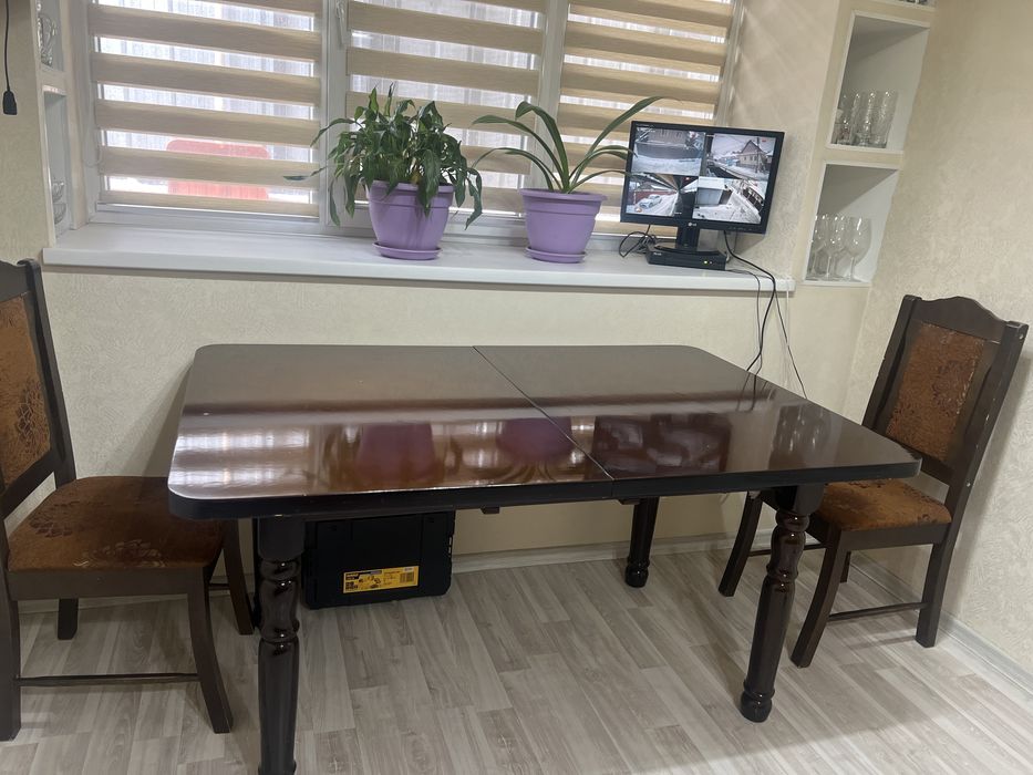 Стол с стульями