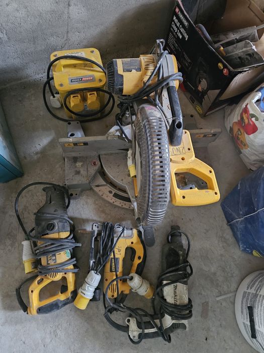 Scule electrice profesionale DeWalt si Makita ,fierastrau circular 305
